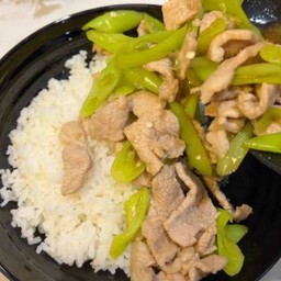 หมูชิ้นผัดพริกหยวก ราดข้าว