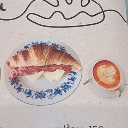 ครัวซองเบคอนชีส + กาแฟร้อน