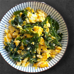 สาหร่ายวากาเมะผัดใส่ไข่この海藻は卵と一緒に炒められます /這道菜是將海藻和雞蛋一起翻炒