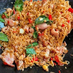 ผัดมาม่ากะเพราแห้ง หมูชิ้น