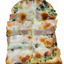 ปังพิซซ่าแฮมผักโขมอบชีส