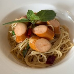 พาสต้า ผัดพริก กระเทียม และไส้กรอกไก่