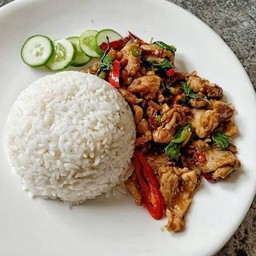 ข้าวราดผัดโหรพา/เนืื้อ/หมูุ/ไก่(กรุณาเลือก) Rice + stir-fried basil with pork/chicken (please choose