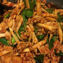 ข้าวผัดพริกแกงหน่อไม้ดอง