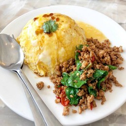 กะเพราหมูสับ+ไข่ข้น ราดข้าว