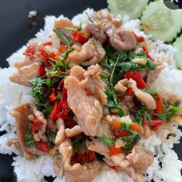 กะเพราหมูชิ้น ราดข้าว