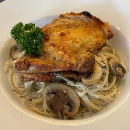 พาสต้า ซอสครีมเห็ดกับสะโพกไก่ย่าง