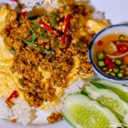ข้าวหน้าไข่ข้นคั่วกลิ้งหมูสับ