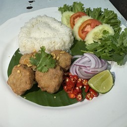 ข้าวหมูปลาเค็มปั้นทอด