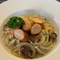 พาสต้า ซอสครีมเห็ดกับไส้กรอกไก่