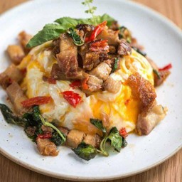 กะเพราหมูสามชั้น+ไข่ข้น ราดข้าว