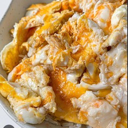 ข้าวไข่ขยี้ราดซอสแม็กกี้พริกไทย