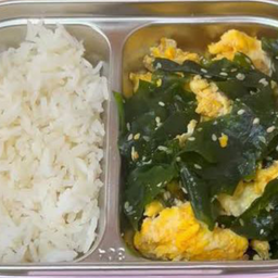 ข้าวหน้าสาหร่ายวากาเมะพัดไข่ わかめと卵の丼 / 海帶蛋蓋飯