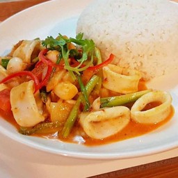 หมึกผัดผงกะหรี่ ราดข้าว