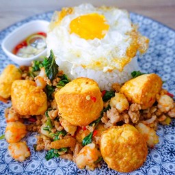 กะเพราหมูสับเต้าหู้ไข่ +ไข่ดาว ราดข้าว