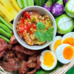 ข้าวน้ำพริกหมูทอดผักสด