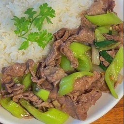 เนื้อชิ้นผัดพริกหยวก ราดข้าว