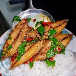 กะเพราปลาทู ราดข้าว