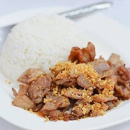 หมูชิ้นทอดกระเทียม ราดข้าว