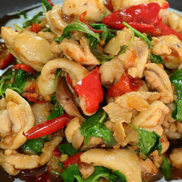 ผัดกระเพราไก่ Fried Chicken with Basil Leaves