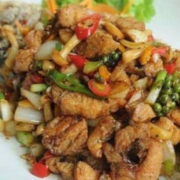 ปลากะพงทอดผัดพริกไทยดำ