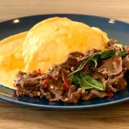 กะเพราเนื้อชิ้น+ไข่ข้น ราดข้าว