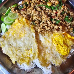 ข้าวกะเพราพริกแห้งถาดหมู