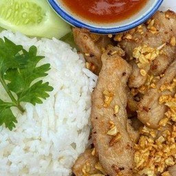 เมนูเนื้อสัตว์ทอดกระเทียมราดข้าว