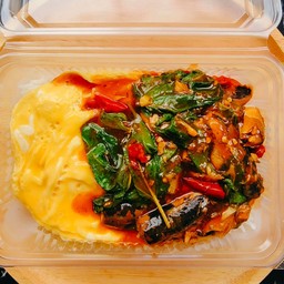 ข้าวไข่ข้นหน้ากระเพราปลากระป๋อง