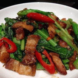 ข้าวคะน้าหมูสามชั้นทอด