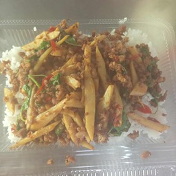 ข้าวกะเพราหมูสับ  หน่อไม้