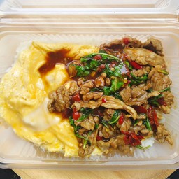 [อร่อยซ่ากับโค้ก] ข้าวไข่ข้นกระเพราเนื้อ +  โค้ก ออริจินัล (ขวด) 