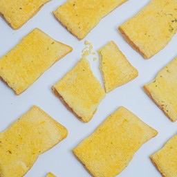 ปังเนยกรอบ เบรกแตก รสกระเทียมชีส