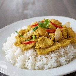 ข้าวหมูชิ้นผัดผงกะหรี่