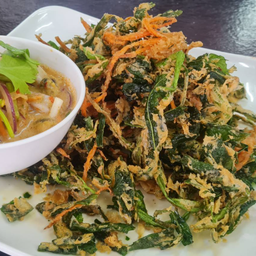 ยำผักบุ้งกรอบ