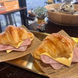 DAY ON CAFÉ By BaanSuan Janhirun เดย์ ออน คาเฟ่ By บ้านสวนจันหิรัญ