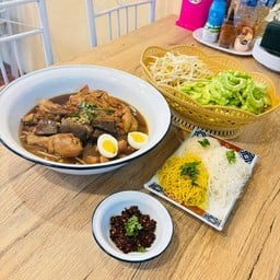 เอ็นจอย มีล เตี๋ยวไก่ กะละมัง แม่กลอง ทางเข้าก่อนถึงแฟลตเอื้ออาทรหลังบึ้กซี