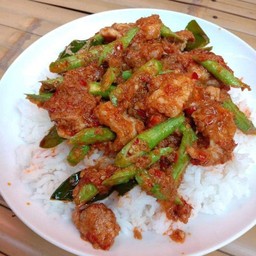 หมูชิ้นผัดพริกแกง ราดข้าว