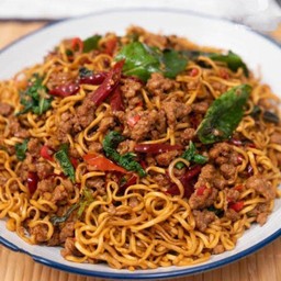 ผัดมาม่ากะเพราแห้ง หมูสับ