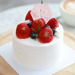 เค้กสตอรี่นมสด ( สตอเบอรี่สด) ครึ่งปอนด์ วันเกิด