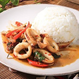 กะเพราปลาหมึก ราดข้าว