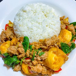 กะเพราหมูสับเต้าหู้ไข่ ราดข้าว