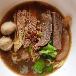 ก๋วยเตี๋ยวแชมป์หน้าเซเว่นโค้งประปา