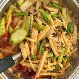 ขนมจีนหญิงมนต์ ตลาดนวลจันทร์ สเตชั่น