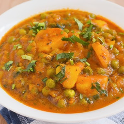 Potato with Green Pea Curry (แกงมันฝรั่งกับถั่วลันเตา)