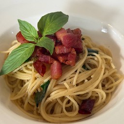 พาสต้า ผัดพริก กระเทียม กับเบคอนรมควัน