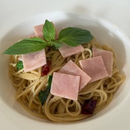 พาสต้า ผัดพริก กระเทียม กับแฮมไก่