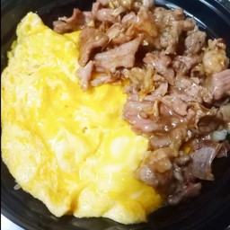 ข้าวไข่ข้นหน้าเนื้อกระเทียม