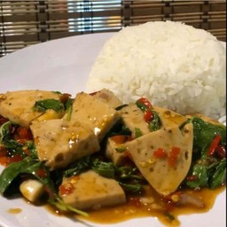 กะเพราหมูยอ ราดข้าว