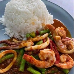 ทะเลผัดพริกแกง ราดข้าว